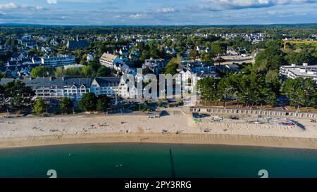 Vue aérienne de la plage de Bénodet, station balnéaire du Finistère, Bretagne, France Banque D'Images