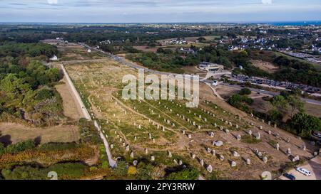 Vue aérienne des alignements de pierres de Carnac de Ménec à Morbihan, France - menhirs et mégaliths préhistoriques en rangées en Bretagne Banque D'Images