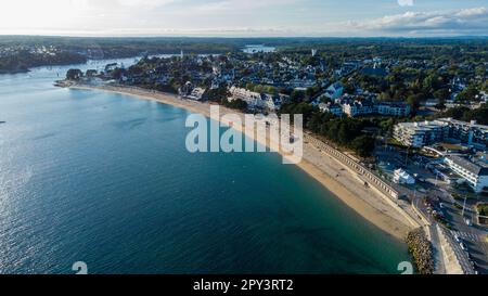 Vue aérienne de Bénodet, station balnéaire du Finistère, France - Plage de sable le long de l'océan Atlantique dans le sud de la Bretagne Banque D'Images