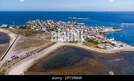 Petit village insulaire de l'Île de Sin au large de la côte bretonne en France, sur l'île du même nom - Maisons éloignées sur une petite île de l'Atlan Banque D'Images