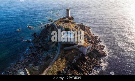 Vue aérienne du phare de Kermorvan à l'ouest de Brest en Bretagne, France - Tour carrée construite au bout d'un cap rocheux face à l'océan Atlantique Banque D'Images