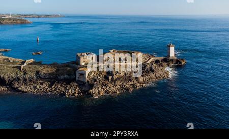 Vue aérienne du phare de Kermorvan à l'ouest de Brest en Bretagne, France - Tour carrée construite au bout d'un cap rocheux face à l'océan Atlantique Banque D'Images