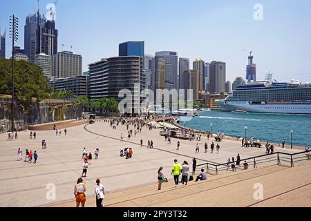 Sydney, Nouvelle-Galles du Sud / Australie - 14/12/2019: Vue sur la ville de Sydney et le port depuis les escaliers de l'opéra. Banque D'Images