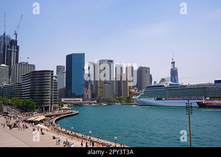 Sydney, Nouvelle-Galles du Sud / Australie - 14/12/2019: Vue sur la ville de Sydney et le port depuis les escaliers de l'opéra. Banque D'Images