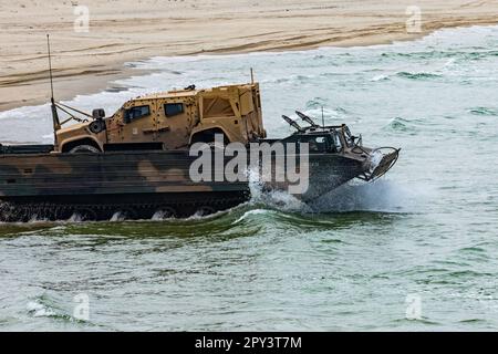 Bemowo Piskie, Pologne. 17th avril 2023. Des soldats de l'armée chargent des véhicules tactiques légers interarmées sur des Transports amphibies moyens aux côtés des soldats polonais au cours de l'exercice Zalew 23 à Gdansk, Pologne, 17 avril 2023 crédit : États-Unis Armée/ZUMA Press Wire Service/ZUMAPRESS.com/Alamy Live News Banque D'Images