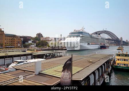 Sydney, Nouvelle-Galles du Sud / Australie - 14/12/2019: Vue depuis le quai circulaire de la ville de Sydney. Banque D'Images