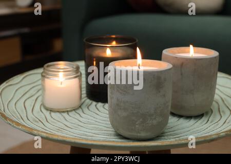 Bougies allumées sur la table dans la salle de séjour Banque D'Images