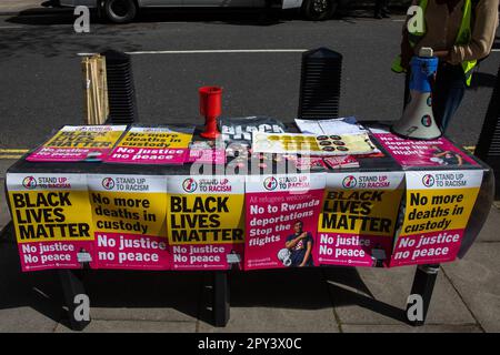 Londres, Royaume-Uni. 29th avril 2023. Un stand de combat contre le racisme est photographié à l'extérieur du Home Office lors d'un rassemblement de militants de la Coalition BLM et de Just Stop Oil en protestation contre la loi sur la nationalité et les frontières du gouvernement britannique, la loi sur la police, la criminalité, la sentence et les tribunaux et la loi sur l'ordre public. Les activistes ont également défilé du Home Office à Downing Street. Crédit : Mark Kerrison/Alamy Live News Banque D'Images