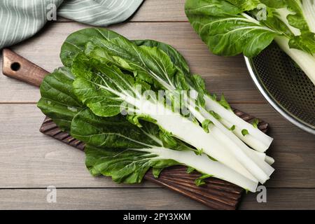 Chou blanc de chou vert frais avec gouttes d'eau sur une table en bois, plat Banque D'Images