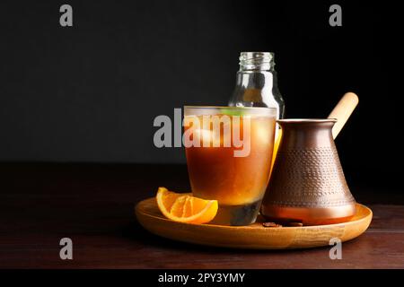 Boisson rafraîchissante savoureuse avec café et jus d'orange sur une table en bois, espace pour le texte Banque D'Images