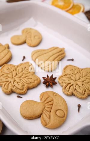 Différents biscuits savoureux et épices sur parchemin blanc Banque D'Images