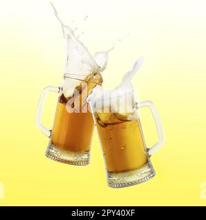 Deux grandes tasses de bière en verre avec des éclaboussures sur fond de couleur Banque D'Images