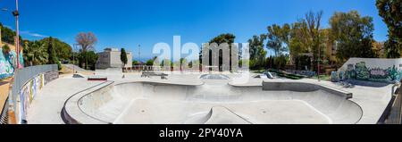 BANALMADENA, ESPAGNE - 18 MARS 2023 : vue panoramique du parc de skateboard à Benalmadena, Espagne sur 18 mars 2023 Banque D'Images