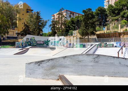 BANALMADENA, ESPAGNE - 18 MARS 2023 : vue panoramique du parc de skateboard à Benalmadena, Espagne sur 18 mars 2023 Banque D'Images