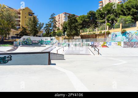 BANALMADENA, ESPAGNE - 18 MARS 2023 : vue panoramique du parc de skateboard à Benalmadena, Espagne sur 18 mars 2023 Banque D'Images