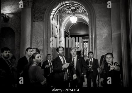 Washington, Vereinigte Staaten. 02nd mai 2023. Le sénateur américain John Neely Kennedy (républicain de Louisiane) se rend dans un ascenseur après avoir quitté la salle du Sénat au Capitole des États-Unis à Washington, DC, mardi, 2 mai 2023. Credit: Rod Lamkey/CNP/dpa/Alay Live News Banque D'Images