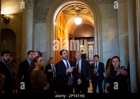 Washington, Vereinigte Staaten. 02nd mai 2023. Le sénateur américain John Neely Kennedy (républicain de Louisiane) se rend dans un ascenseur après avoir quitté la salle du Sénat au Capitole des États-Unis à Washington, DC, mardi, 2 mai 2023. Credit: Rod Lamkey/CNP/dpa/Alay Live News Banque D'Images