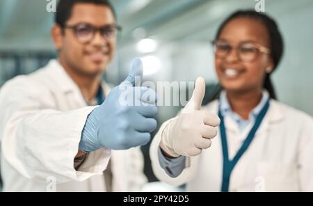 Nous venons de craquer le boîtier. deux scientifiques qui se présentent dans un laboratoire. Banque D'Images