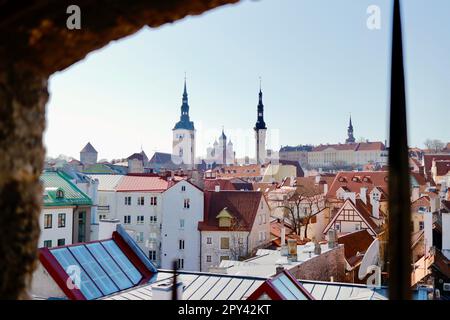 Vue depuis les remparts de la vieille ville de Tallinn, Tallinn, Estonie Banque D'Images