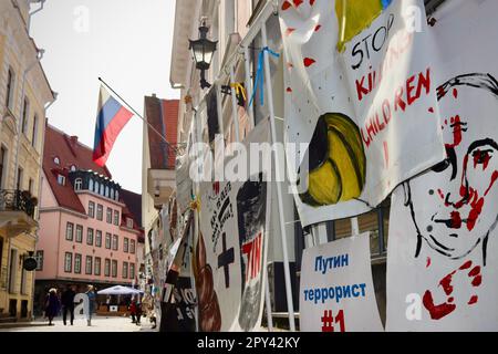 Manifestations contre l'invasion russe de l'Ukraine, à l'extérieur de l'ambassade de Russie à Tallinn, Estonie Banque D'Images