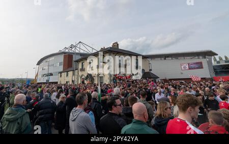 Wrexham, Wrexham County Borough, pays de Galles. 2nd mai 2023. Les fans de Wrexham attendent avant le défilé, pendant le défilé de victoire du club de football de l'association Wrexham au champ de courses. (Image de crédit : ©Cody Froggatt/Alamy Live News) Banque D'Images