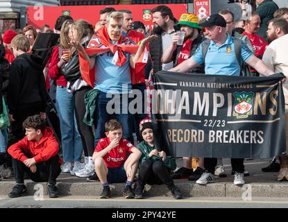 Wrexham, Wrexham County Borough, pays de Galles. 2nd mai 2023. Les fans de Wrexham attendent avant le défilé, pendant le défilé de victoire du club de football de l'association Wrexham au champ de courses. (Image de crédit : ©Cody Froggatt/Alamy Live News) Banque D'Images