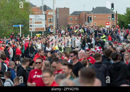 Wrexham, Wrexham County Borough, pays de Galles. 2nd mai 2023. Les fans de Wrexham attendent avant le défilé, pendant le défilé de victoire du club de football de l'association Wrexham au champ de courses. (Image de crédit : ©Cody Froggatt/Alamy Live News) Banque D'Images