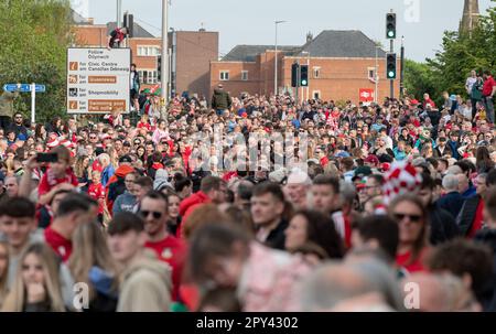 Wrexham, Wrexham County Borough, pays de Galles. 2nd mai 2023. Les fans de Wrexham attendent avant le défilé, pendant le défilé de victoire du club de football de l'association Wrexham au champ de courses. (Image de crédit : ©Cody Froggatt/Alamy Live News) Banque D'Images