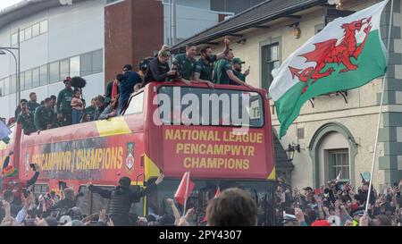 Wrexham, Wrexham County Borough, pays de Galles. 2nd mai 2023. Les fans de Wrexham attendent avant le défilé, pendant le défilé de victoire du club de football de l'association Wrexham au champ de courses. (Image de crédit : ©Cody Froggatt/Alamy Live News) Banque D'Images