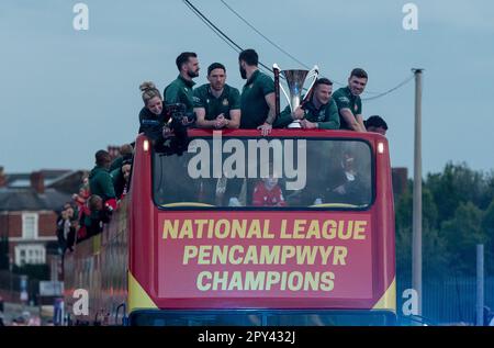 Wrexham, Wrexham County Borough, pays de Galles. 2nd mai 2023. L'équipe de Wrexham s'imprégnant de l'atmosphère, lors du défilé de victoire du club de football de l'association Wrexham au champ de courses. (Image de crédit : ©Cody Froggatt/Alamy Live News) Banque D'Images