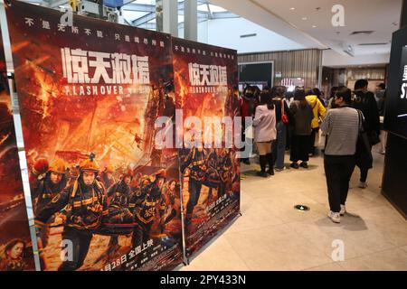 SHANGHAI, CHINE - le 30 AVRIL 2023 - les fans se présentent pour assister au film flashover Roadshow au cinéma de Shanghai à Shanghai, en Chine, au 30 avril 2023. Un étranger Banque D'Images