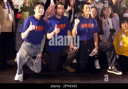 SHANGHAI, CHINE - le 30 AVRIL 2023 - les acteurs Wang Qianyuan, du Jiang et Yu Having assistent au salon du film flashover au cinéma de Shanghai à Sha Banque D'Images