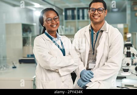 Quand theres un mystère, nous venons le résoudre. Portrait de deux scientifiques dans un laboratoire. Banque D'Images