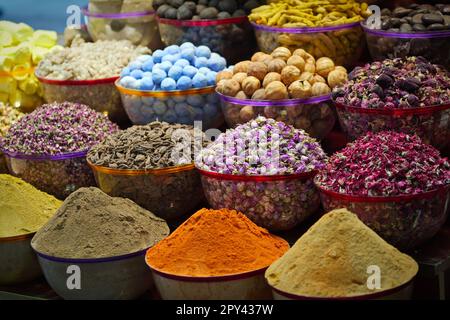 Variété d'épices et de fleurs d'herbes séchées sur le marché de rue arabe. Dubai Spice Souk à Deira, Émirats arabes Unis. Banque D'Images