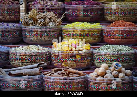 Variété d'épices et de fleurs d'herbes séchées sur le marché de rue arabe. Dubai Spice Souk à Deira, Émirats arabes Unis. Banque D'Images