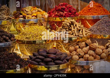 Variété d'épices et de fleurs d'herbes séchées sur le marché de rue arabe. Dubai Spice Souk à Deira, Émirats arabes Unis. Banque D'Images