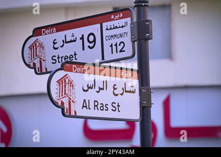 Panneaux routiers dans les rues principales de Deira. . Dubai , Émirats Arabes Unis - avril 2023 Banque D'Images