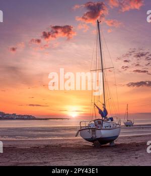 Après une autre journée de soleil sur la côte du Nord Devon, le soleil se couche sur l'estuaire de la rivière Torridge dans les villages côtiers d'Insow et d'Appledor Banque D'Images