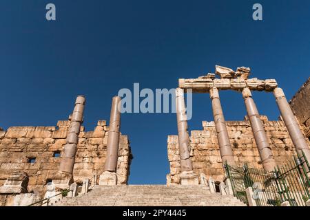 Baalbek, colonnes d'entrée (propylaea), Temple de Jupiter, vallée de la Bekaa, Baalbek, gouvernorat de Baalbek-Hermel, Liban, Moyen-Orient, Asie Banque D'Images