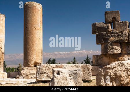 Baalbek, colonnes du temple, et vue lointaine sur les montagnes du Liban, vallée de la Bekaa, Baalbek, gouvernorat de Baalbek-Hermel, Liban, moyen-Orient, Asie Banque D'Images