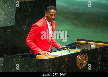 New York, NY, États-Unis. 2nd mai 2023. James Ivy Richardson II, connu professionnellement sous le nom de J. Ivy, s'adresse mercredi aux Nations Unies à l'occasion de la Journée mondiale de la liberté de la presse 30th. Cette date marquera également la cinquième semaine de détention de Gershkovich par la Russie. Jusqu'en décembre, 363 journalistes ont été emprisonnés dans plus de 30 pays, selon le Comité pour la protection des journalistes. Crédit : ZUMA Press, Inc./Alay Live News Banque D'Images