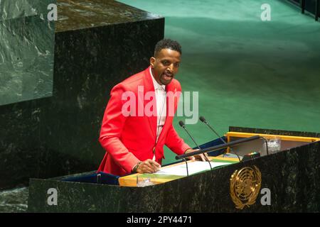 New York, NY, États-Unis. 2nd mai 2023. James Ivy Richardson II, connu professionnellement sous le nom de J. Ivy, s'adresse mercredi aux Nations Unies à l'occasion de la Journée mondiale de la liberté de la presse 30th. Cette date marquera également la cinquième semaine de détention de Gershkovich par la Russie. Jusqu'en décembre, 363 journalistes ont été emprisonnés dans plus de 30 pays, selon le Comité pour la protection des journalistes. Crédit : ZUMA Press, Inc./Alay Live News Banque D'Images