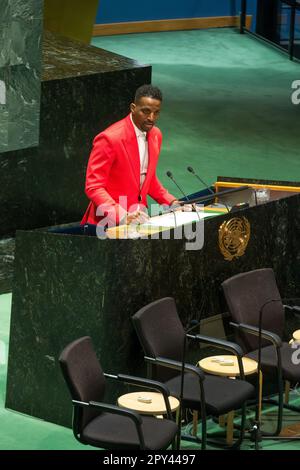 New York, NY, États-Unis. 2nd mai 2023. James Ivy Richardson II, connu professionnellement sous le nom de J. Ivy, s'adresse mercredi aux Nations Unies à l'occasion de la Journée mondiale de la liberté de la presse 30th. Cette date marquera également la cinquième semaine de détention de Gershkovich par la Russie. Jusqu'en décembre, 363 journalistes ont été emprisonnés dans plus de 30 pays, selon le Comité pour la protection des journalistes. Crédit : ZUMA Press, Inc./Alay Live News Banque D'Images