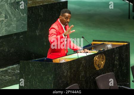 New York, NY, États-Unis. 2nd mai 2023. James Ivy Richardson II, connu professionnellement sous le nom de J. Ivy, s'adresse mercredi aux Nations Unies à l'occasion de la Journée mondiale de la liberté de la presse 30th. Cette date marquera également la cinquième semaine de détention de Gershkovich par la Russie. Jusqu'en décembre, 363 journalistes ont été emprisonnés dans plus de 30 pays, selon le Comité pour la protection des journalistes. Crédit : ZUMA Press, Inc./Alay Live News Banque D'Images