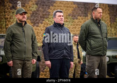 Dimanche, le président de l'Ukraine, Volodymyr Zelensky, a participé à des événements à l'occasion de la Journée des gardes-frontières de l'Ukraine et a remis des prix d'État. "C'est un honneur pour moi de vous féliciter aujourd'hui pour vos vacances professionnelles, le jour de la Garde-frontière de l'Ukraine, le fer et incassable garde-frontière de l'Ukraine. En évaluant à quel point vous défendez notre État, nous ne pouvons que vous remercier, héros, gardes-frontières », a déclaré le chef de l'État, s'adressant aux participants. Banque D'Images