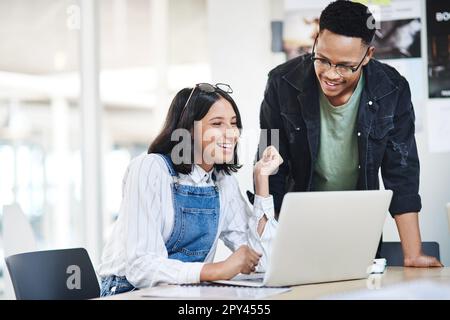 Rester au fait des tendances en développement et s'y adapter. deux hommes d'affaires travaillant ensemble sur un ordinateur portable dans un bureau. Banque D'Images