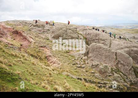 Los Gigantes, Cordoue, Argentine, 6 avril 2023 : un groupe d'alpinistes gravit un sentier au milieu d'un paysage rocheux et montagneux Banque D'Images