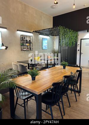 VARSOVIE, POLOGNE - 17 JUILLET 2022 : intérieur élégant d'un café avec mobilier moderne Banque D'Images