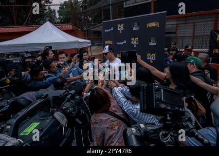 San Diego, États-Unis. 28th avril 2023. Le troisième bassiste de Padre, Manny Machado, a répondu aux questions de la presse après la clinique de Padre à la petite ligue Olmeca pour les jeunes joueurs de Mexico, 28 avril 2023. (Matthew Bowler/KPBS/Sipa USA) **AUCUNE VENTE À SAN DIEGO-SAN DIEGO OUT** Credit: SIPA USA/Alay Live News Banque D'Images