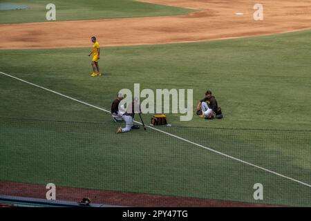 San Diego, États-Unis. 28th avril 2023. Les joueurs et le personnel de Padres vérifient le stade de base-ball Estadio Alfredo Harp Helú, nommé d'après le propriétaire minoritaire de Padre Alfredo Harp Helú, Mexico, 28 avril 2023. (Matthew Bowler/KPBS/Sipa USA) **AUCUNE VENTE À SAN DIEGO-SAN DIEGO OUT** Credit: SIPA USA/Alay Live News Banque D'Images